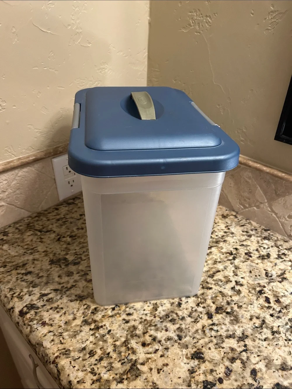 Sterilite Storage Lid with Gold Handle Accent